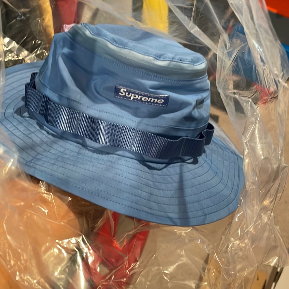 Supreme goretex hat bee net new in bag sz m/l